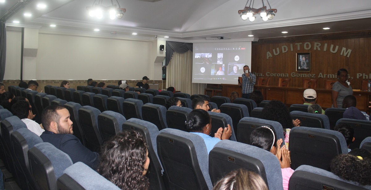 Consulado de Colombia en Santo Domingo de los Colorados presentó la película ‘Del otro lado’ del director colombiano Iván Guarnizo llamada 
