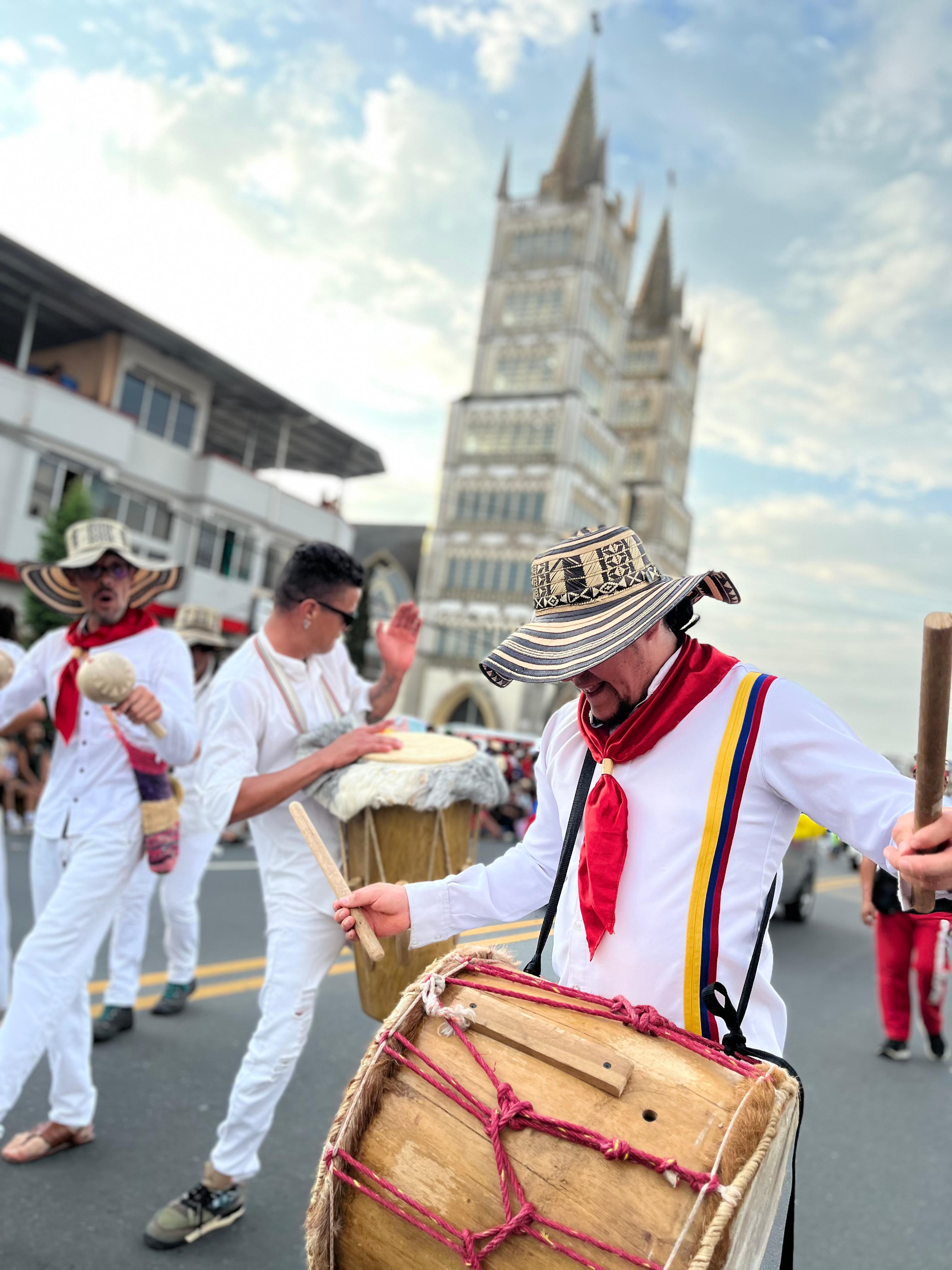 Consulado de Colombia participó en el desfile del pregón de los 58 años de cantonización de Santo Domingo