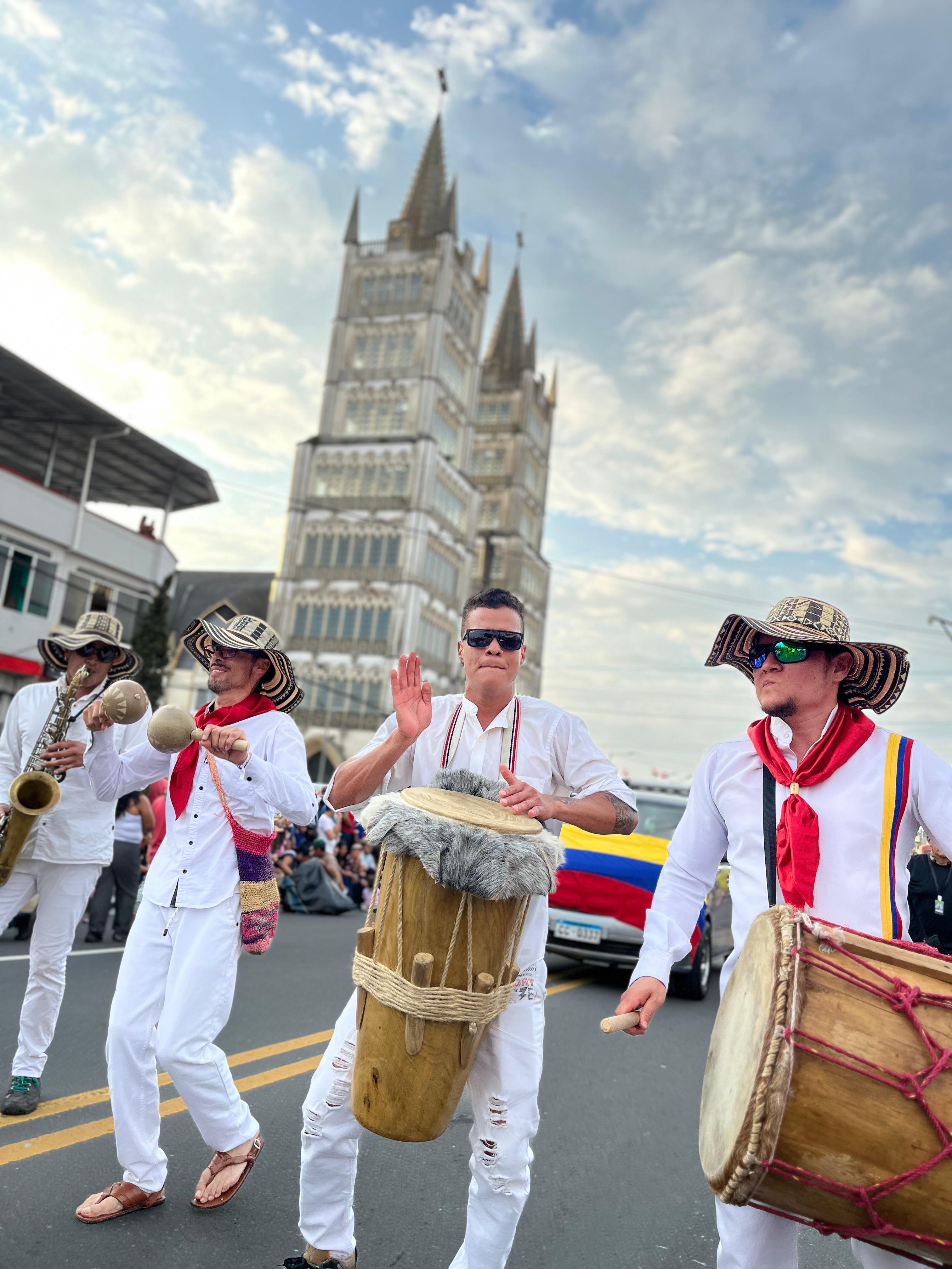 Consulado de Colombia participó en el desfile del pregón de los 58 años de cantonización de Santo Domingo