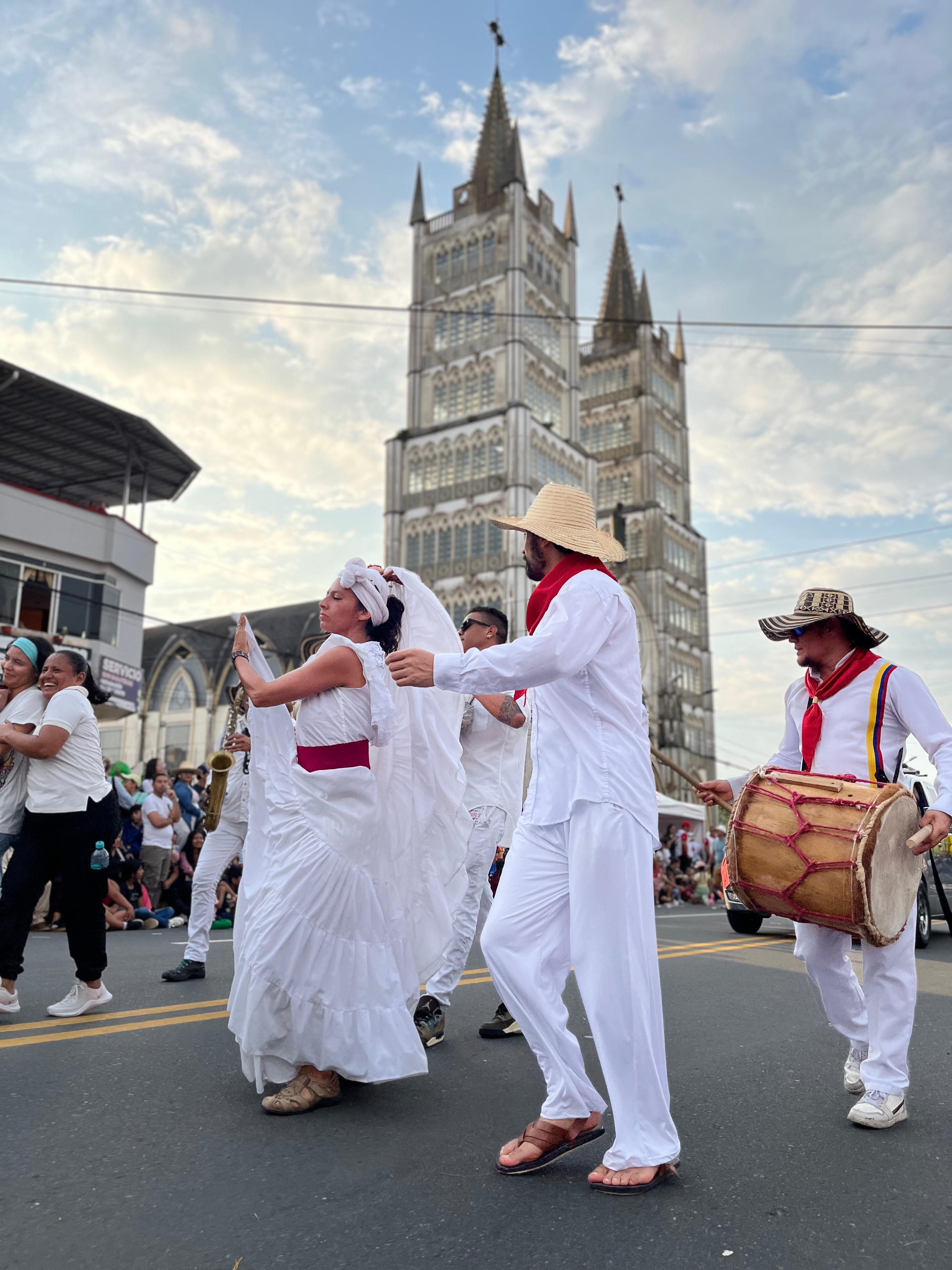 Consulado de Colombia participó en el desfile del pregón de los 58 años de cantonización de Santo Domingo