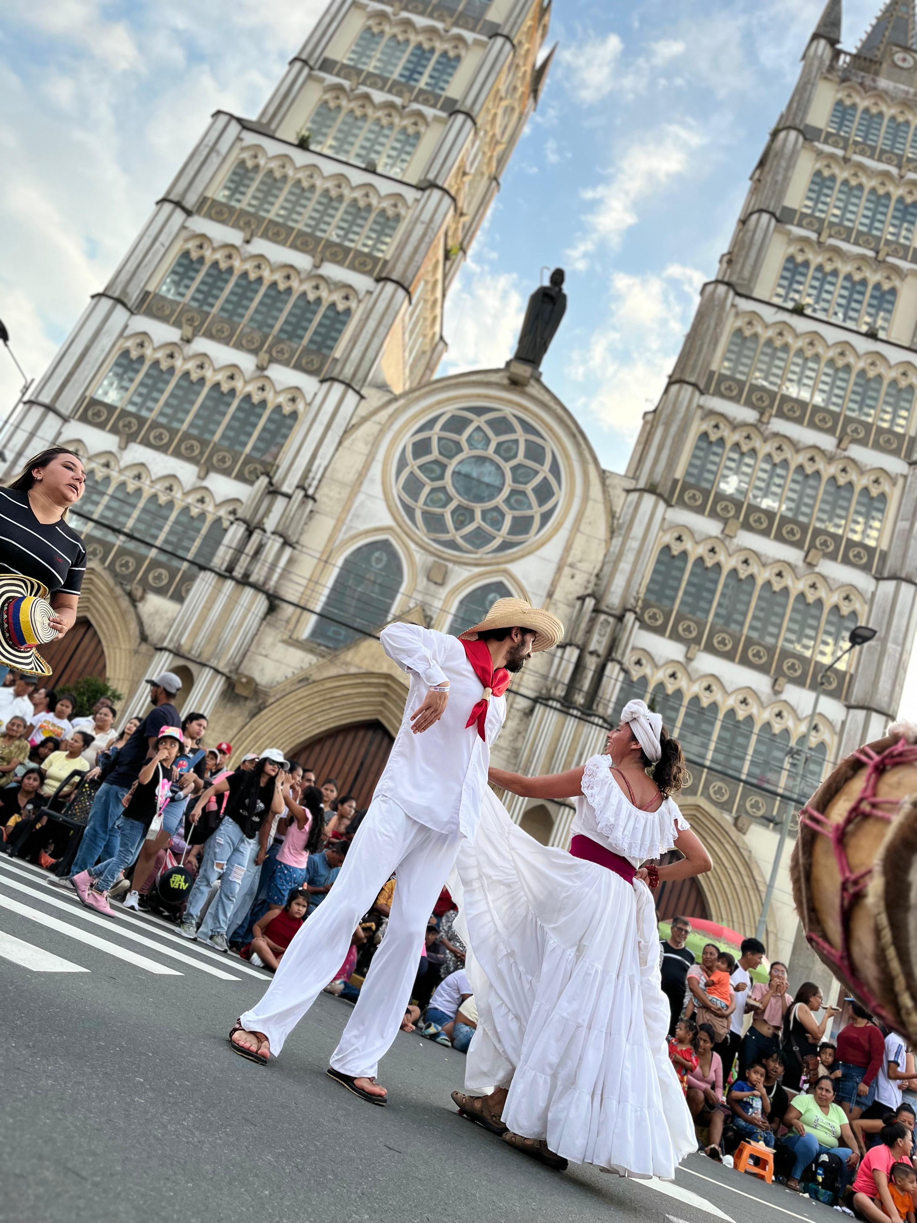 Consulado de Colombia participó en el desfile del pregón de los 58 años de cantonización de Santo Domingo