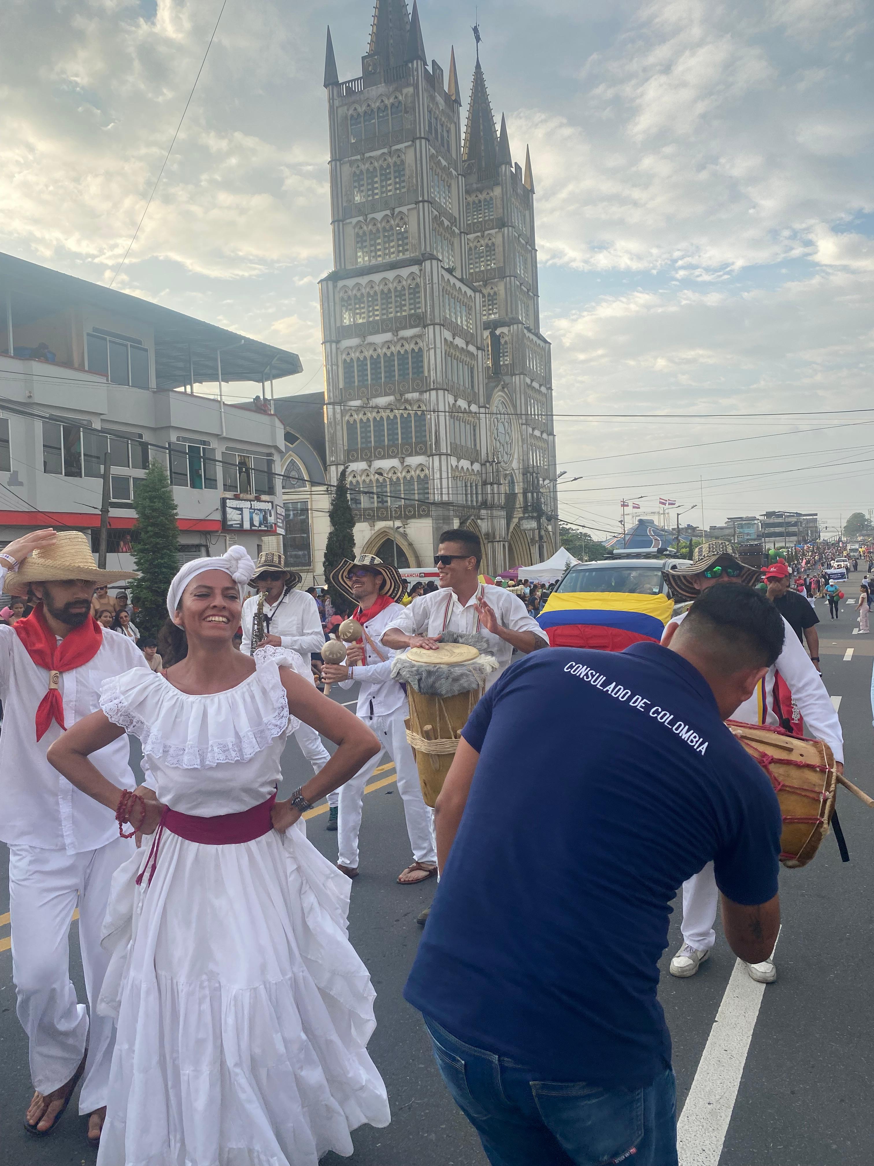 Consulado de Colombia participó en el desfile del pregón de los 58 años de cantonización de Santo Domingo